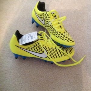 NIKE Soccer Cleats.  Women's size 7. NWT